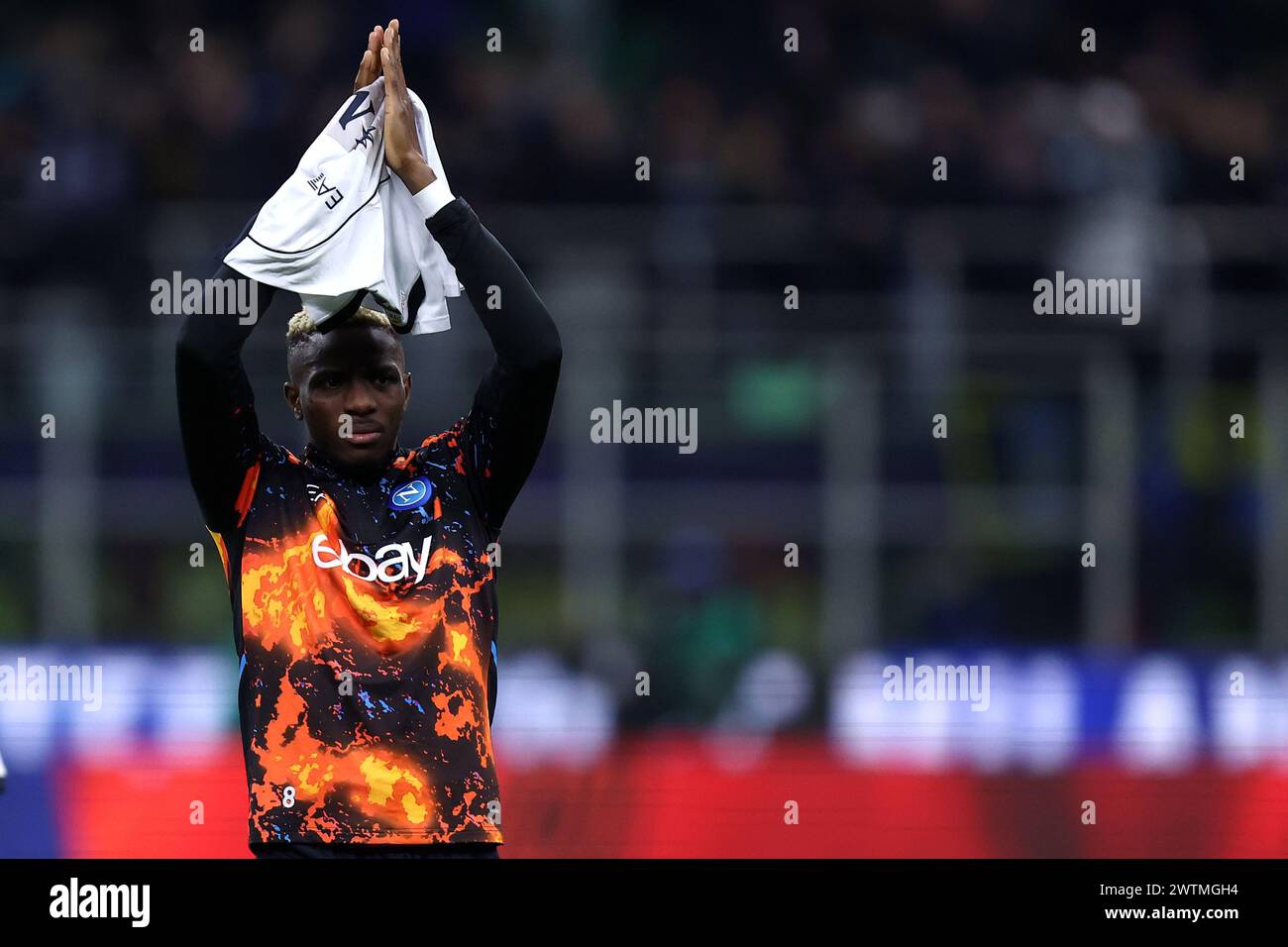 Milano, Italia. 17 marzo 2024. Victor Osimhen della SSC Napoli saluta i tifosi al termine della partita di serie A tra FC Internazionale e SSC Napoli allo Stadio Giuseppe Meazza il 17 marzo 2024 a Milano. Crediti: Marco Canoniero/Alamy Live News Foto Stock