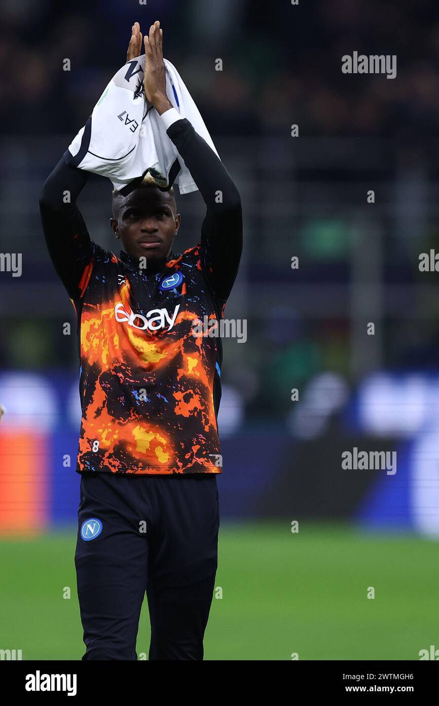 Milano, Italia. 17 marzo 2024. Victor Osimhen della SSC Napoli saluta i tifosi al termine della partita di serie A tra FC Internazionale e SSC Napoli allo Stadio Giuseppe Meazza il 17 marzo 2024 a Milano. Crediti: Marco Canoniero/Alamy Live News Foto Stock