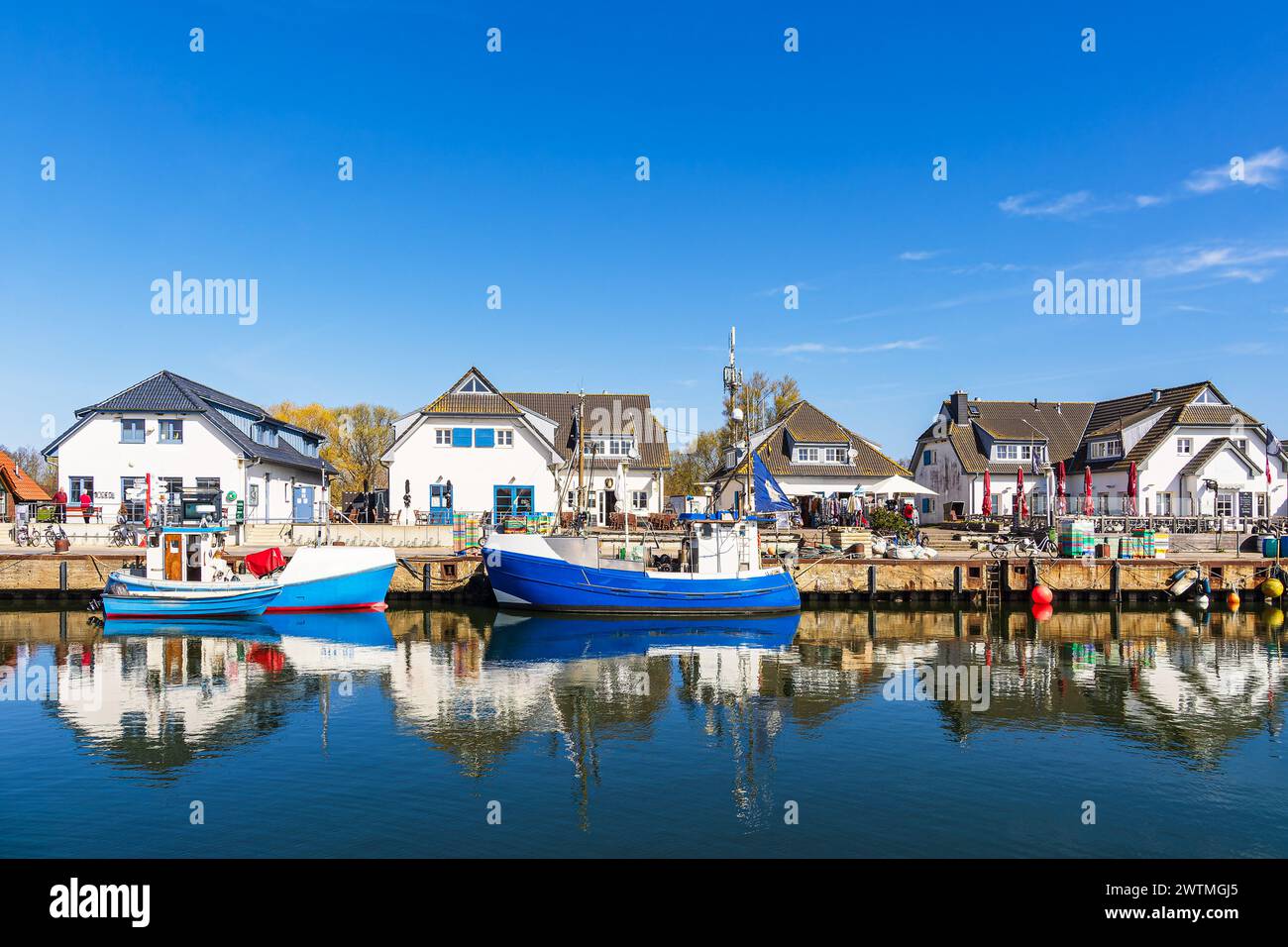 Barche da pesca nel porto di Vitte sull'isola di Hiddensee, Germania. Foto Stock