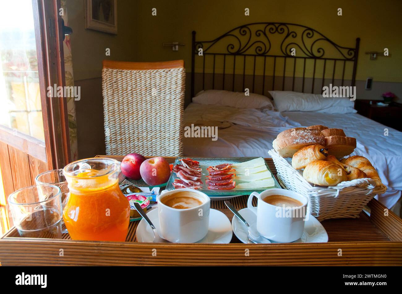 La prima colazione per due in un hotel rurale. Foto Stock