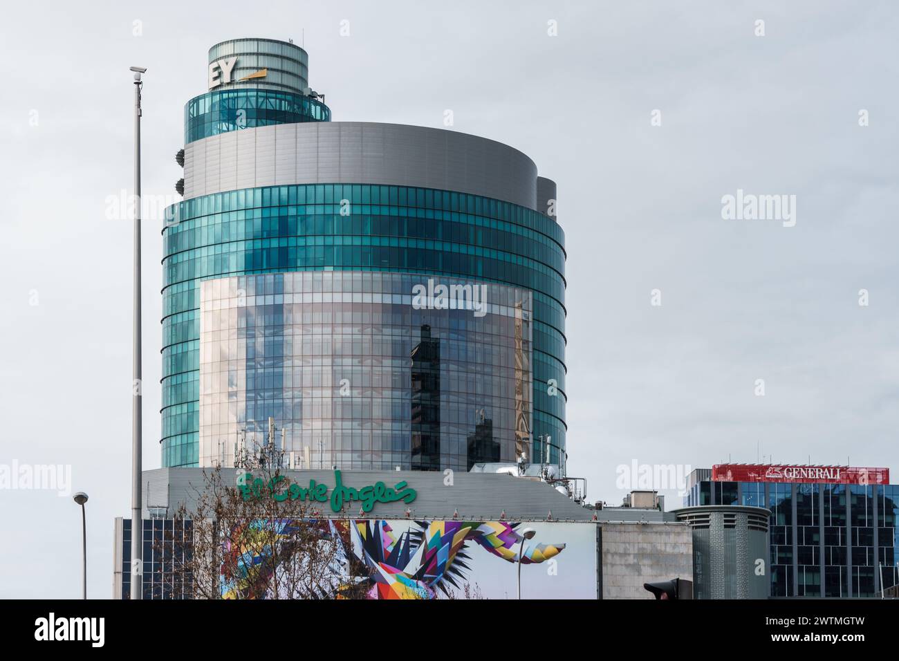 Madrid, Spagna - 11 febbraio 2024: Grandi magazzini El Corte Ingles con vari edifici per uffici sul Paseo de la Castellana nel centro di Madrid Foto Stock