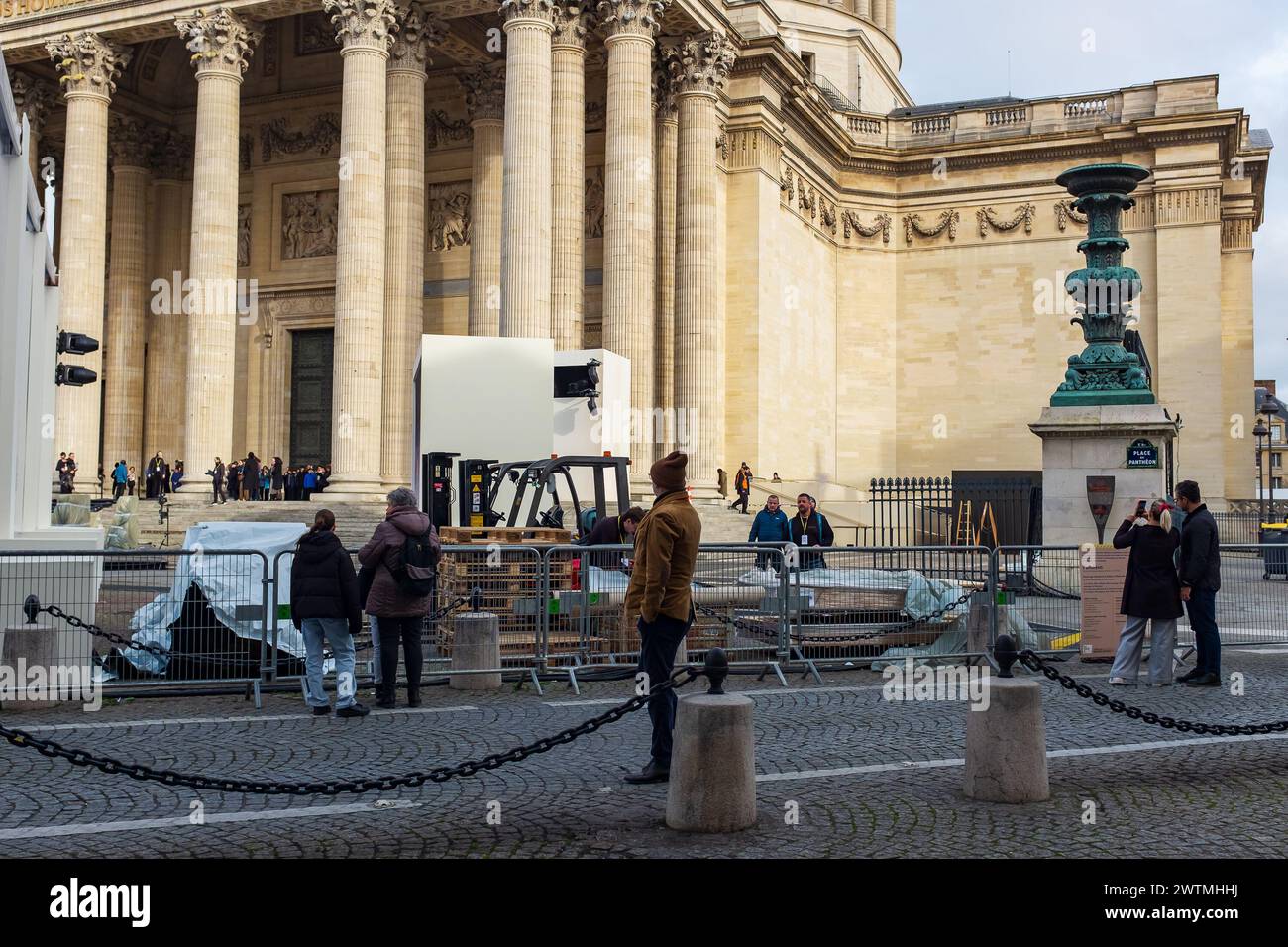 Parigi, Francia. 20 febbraio 2024. Gente che lavora duramente intorno al Pantheon per preparare tutto pronto per la Panteonizzazione di Missak Manouchian Foto Stock