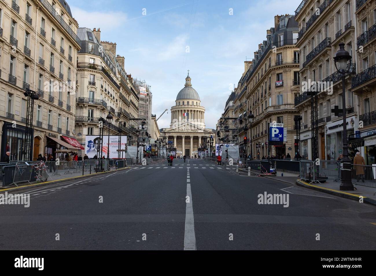 Parigi, Francia. 20 febbraio 2024. L'intera lunghezza della rue Soufflot si è cordata durante i preparativi, con il Panthéon sullo sfondo Foto Stock