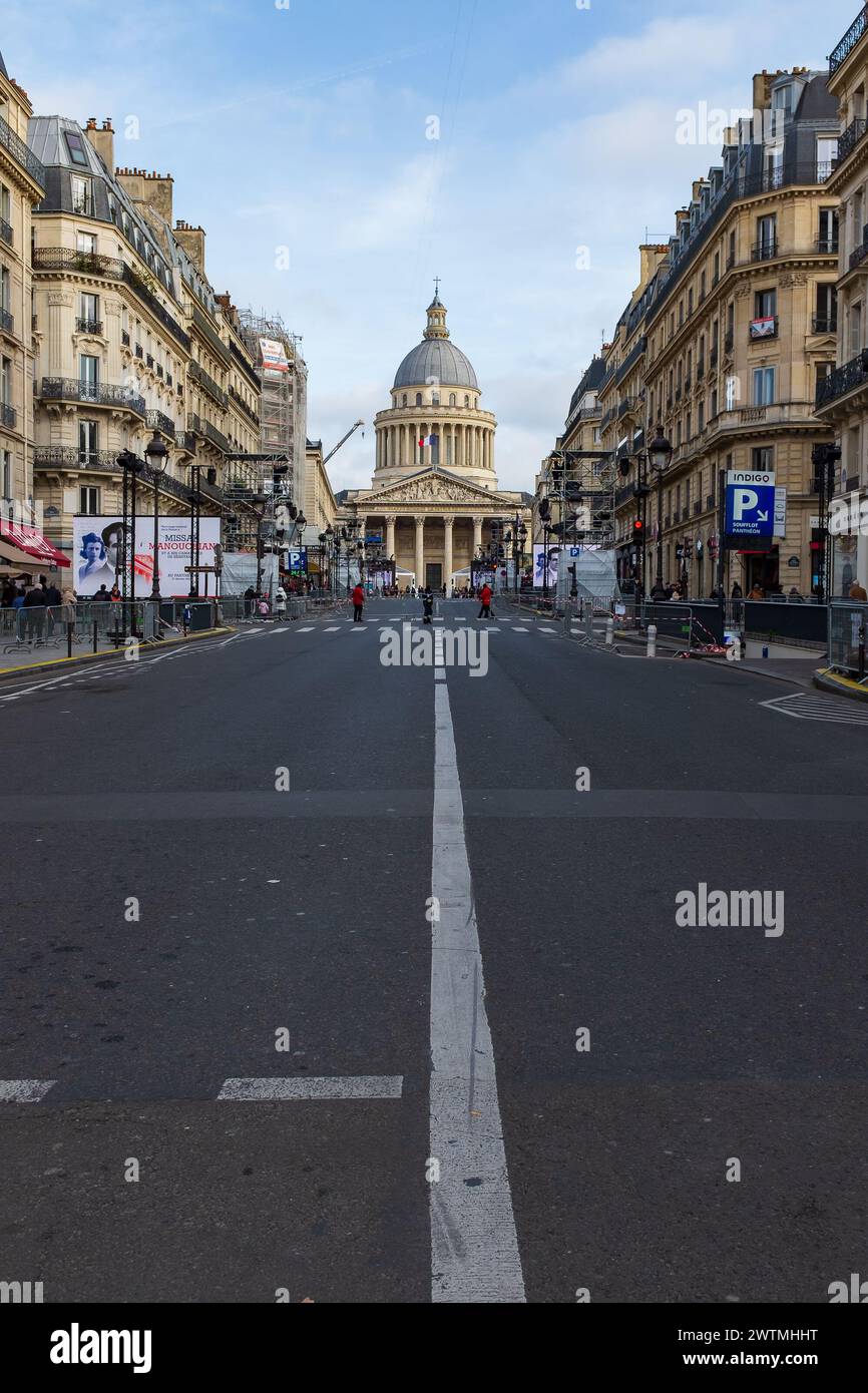 Parigi, Francia. 20 febbraio 2024. L'intera lunghezza di rue Soufflot è stata delimitata durante i preparativi, con il Panthéon sullo sfondo (verticale) Foto Stock