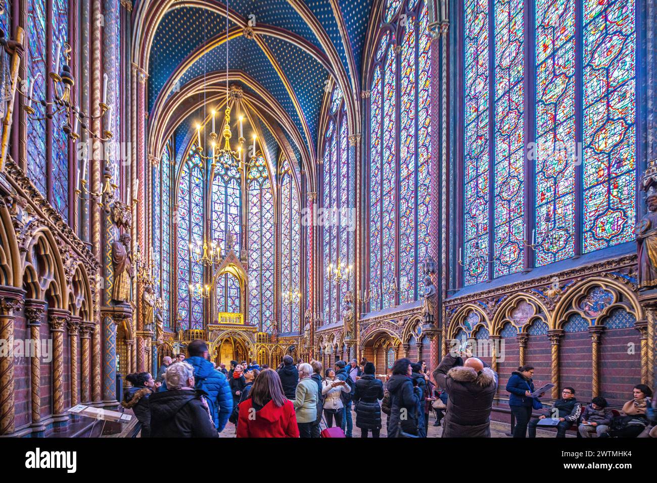 I turisti ammirano le splendide vetrate colorate della Sainte Chapelle. Foto Stock