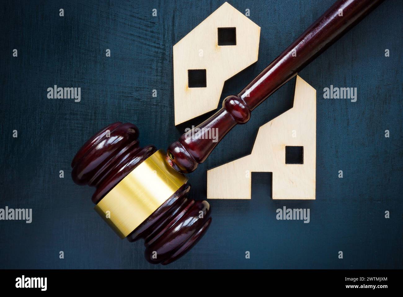 Casa di due parti e un martelletto. Divisione di beni immobili in caso di divorzio o eredità. Foto Stock