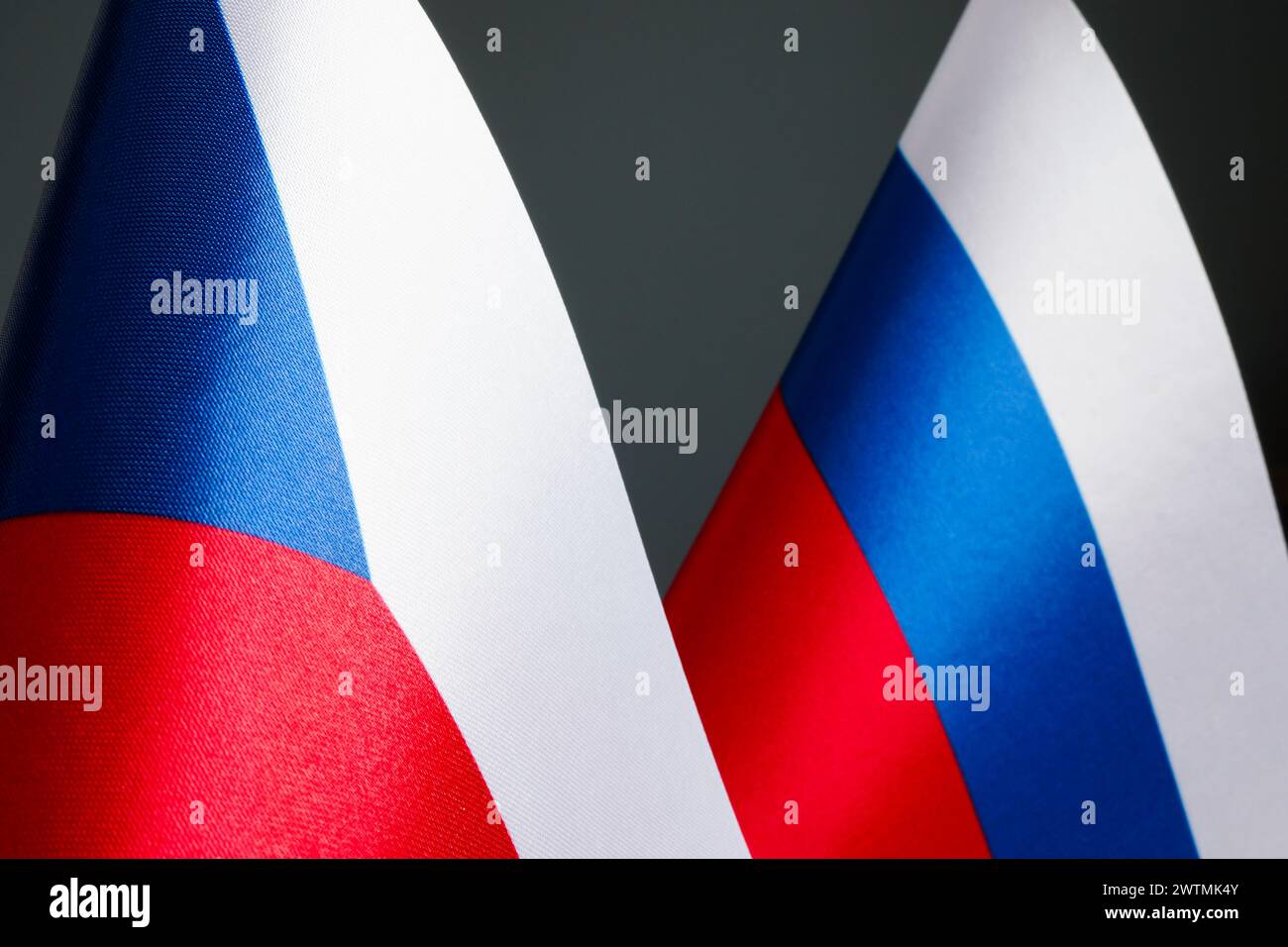 Bandiere della Repubblica ceca e della Russia come simbolo di diplomazia. Foto Stock