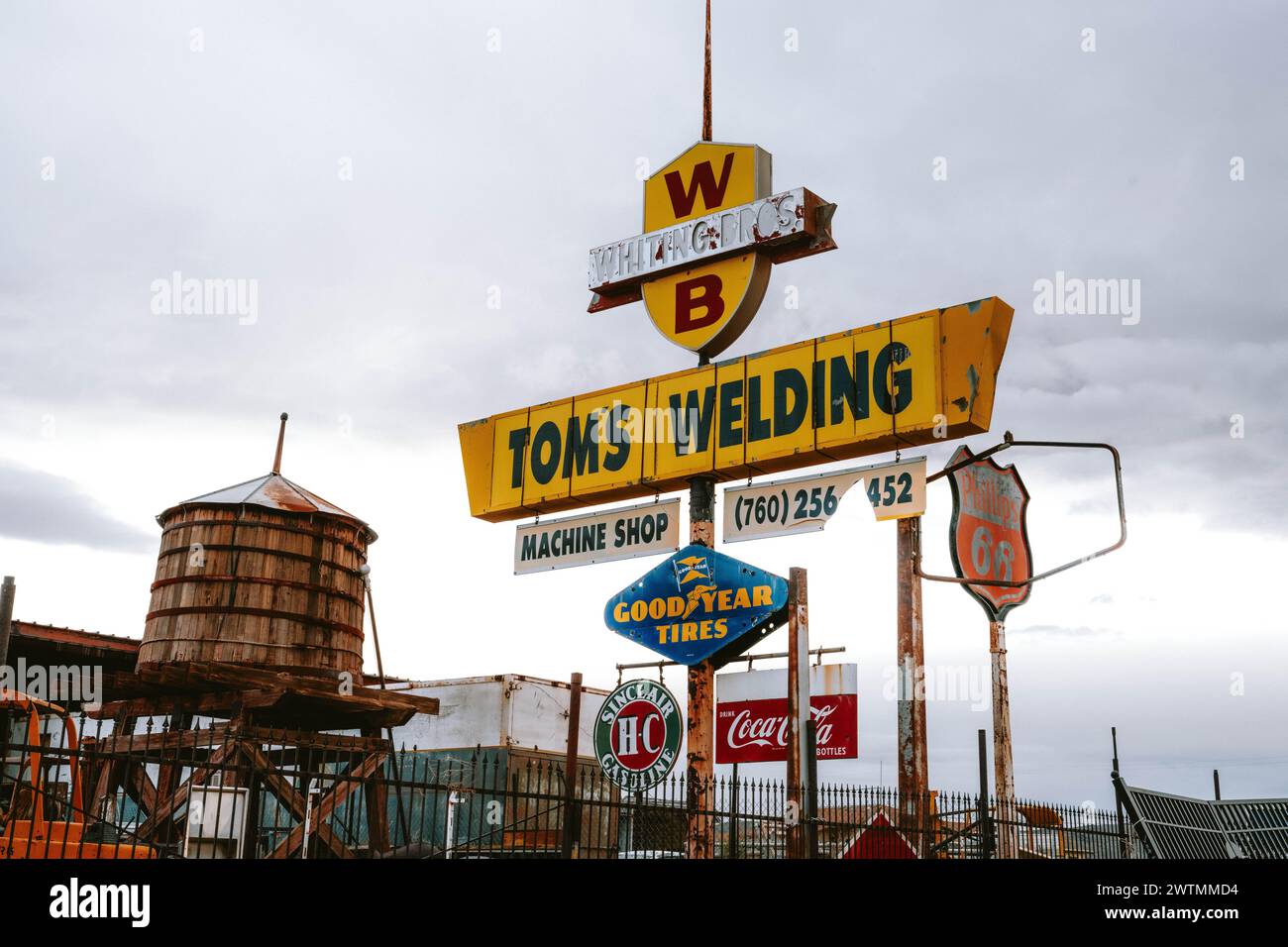 Tom's Welding, negozio di riparazione di automobili d'epoca a Barstow, California. Foto Stock