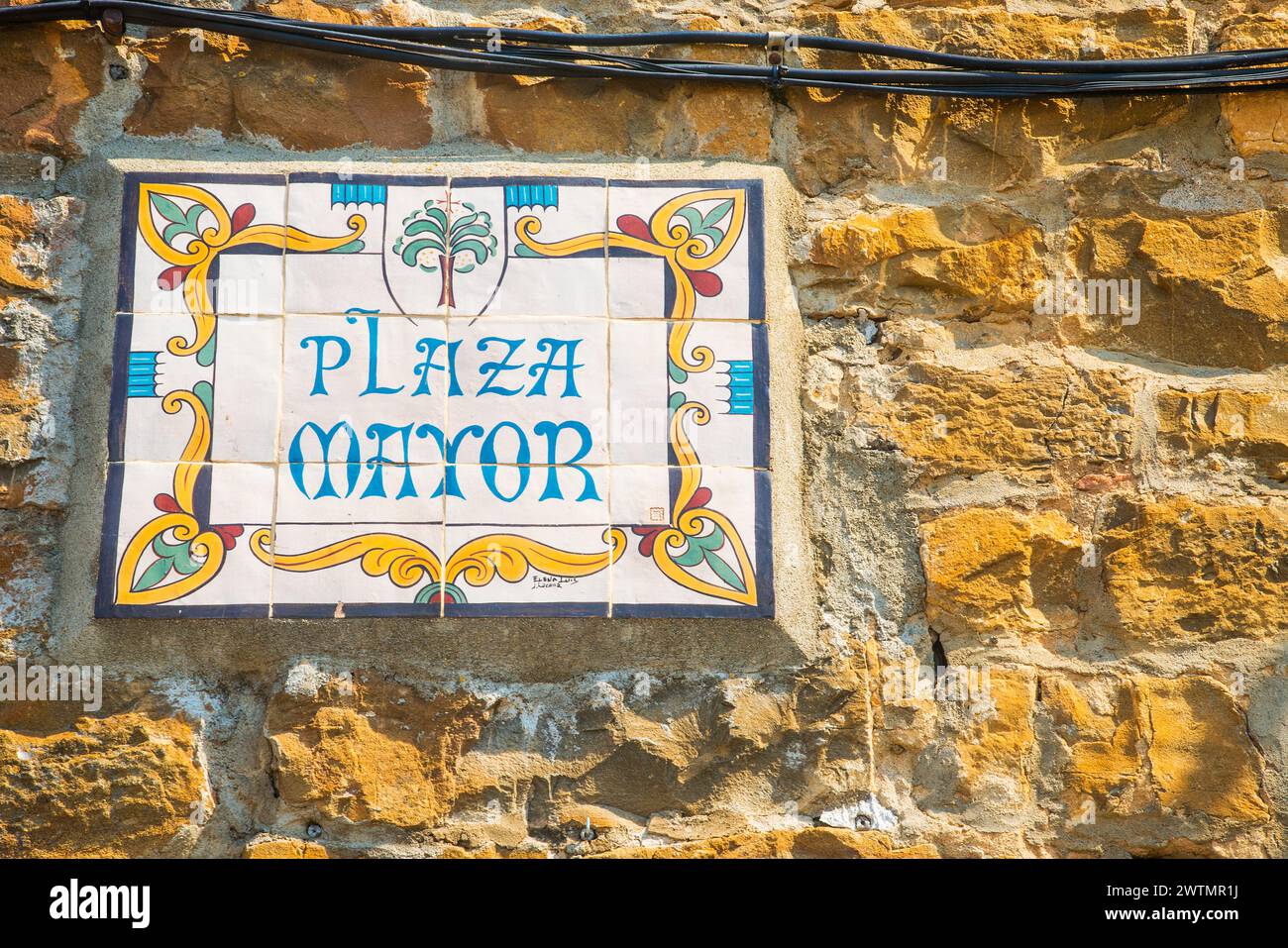 Placca in ceramica. Plaza Mayor, Ainsa, provincia di Huesca, Aragona, Spagna. Foto Stock