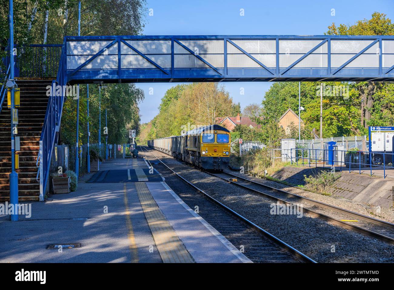 Stazione ferroviaria suburbana Commuter passeggeri diesel. Treni merci vagoni e container per il traino di treni merci. Foto Stock