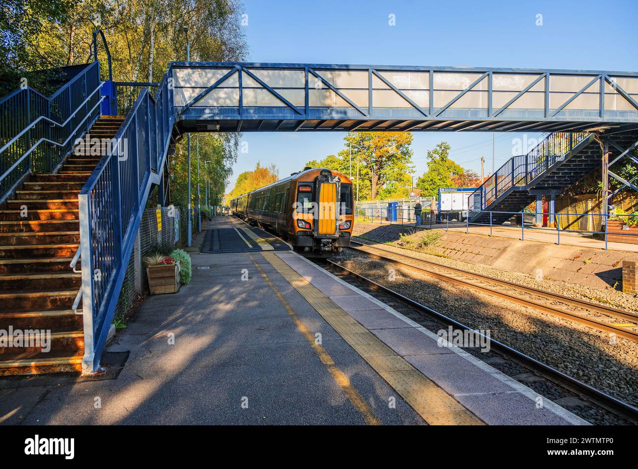 Stazione ferroviaria suburbana Commuter passeggeri diesel. Foto Stock