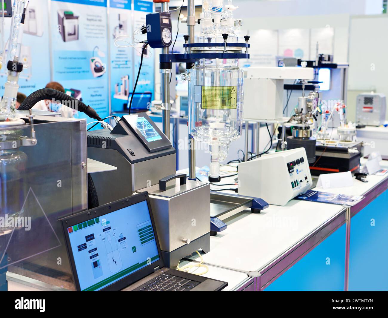 Attrezzature da laboratorio chimiche in mostra Foto Stock