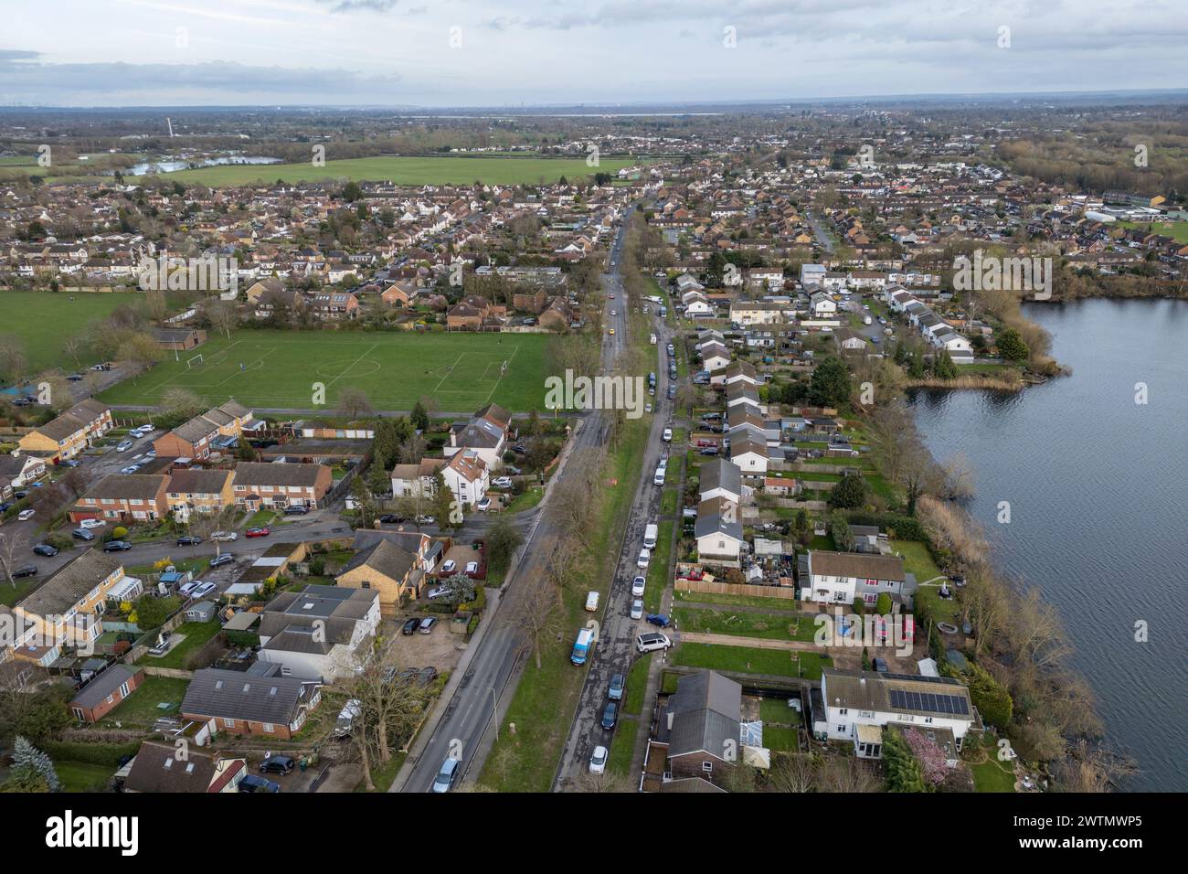 Vista aerea delle abitazioni a Shepperton, la casa degli Shepperton Studios, TW17, Surrey, Regno Unito (vista verso est). Foto Stock