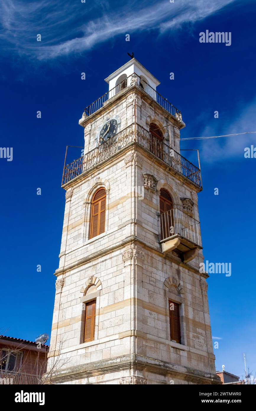 Impressionante campanile in pietra con splendide strisce nuvolose su un cielo blu intenso, nel pittoresco villaggio di Krokos, a Kozani, in Grecia. Foto Stock