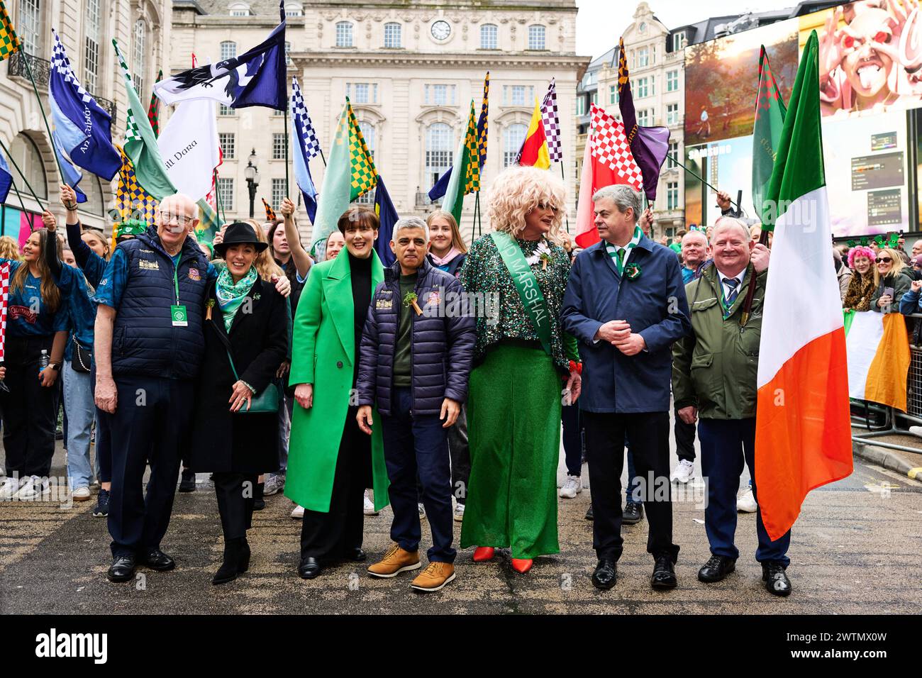 Londra, Inghilterra, Regno Unito. 17 marzo 2024. Il sindaco di Londra SADIQ KHAN insieme all'attivista per i diritti gay e alla drag queen PANTI BLISS sono alcuni dei pochi volti familiari che guidano la sfilata di San Patrizio del 2024 a Londra (Credit Image: © Cal Ford/ZUMA Press Wire) SOLO PER L'USO EDITORIALE! Non per USO commerciale! Foto Stock