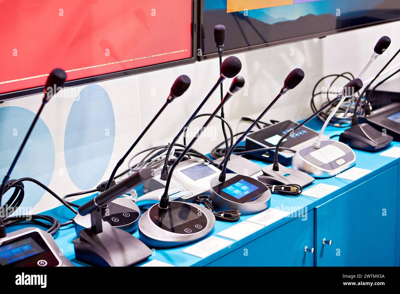 Microfoni e apparecchiature di comunicazione per videoconferenze Foto Stock