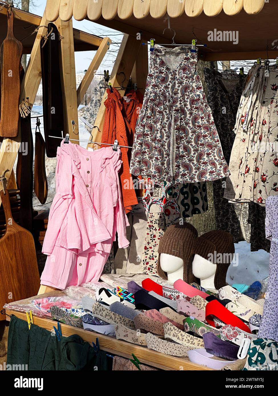 Suzdal, Russia, 16 marzo 2024. Vendita di abbigliamento tradizionale in cotone, copricapi nazionali - kokoshnik fatto a mano. Vetrine con artigianato popolare e souveni Foto Stock