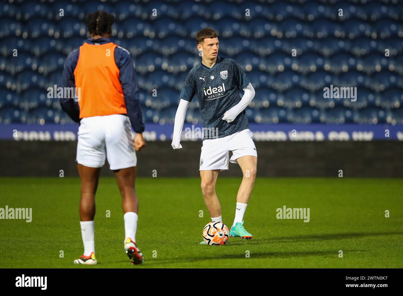 Reece Hall of West Bromwich Albion durante il riscaldamento pre-partita in vista della partita di Premier League 2 U23 West Bromwich Albion vs Manchester United all'Hawthorns, West Bromwich, Regno Unito, 18 marzo 2024 (foto di Gareth Evans/News Images) Foto Stock