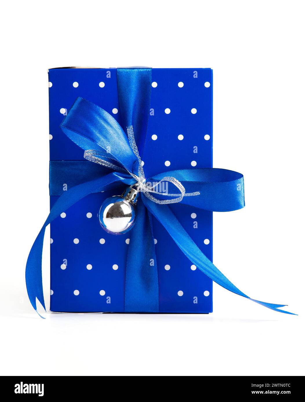 Confezione regalo blu con nastro blu e giocattolo su sfondo bianco. Scatola regalo di Natale. Foto Stock