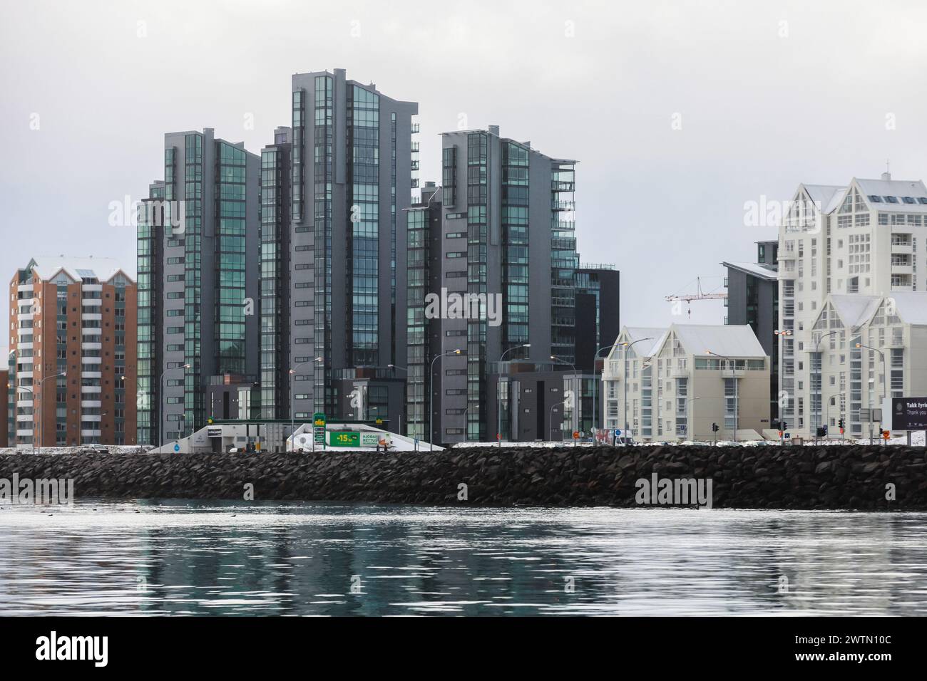 Reykjavik, Islanda - 4 aprile 2017: Skyline urbano con alti edifici moderni. Paesaggio urbano costiero del quartiere centrale di Reykjavik, la capitale del ghiaccio Foto Stock Reykjavik, Islanda - 4 aprile 2017: Skyline urbano con alti edifici moderni. Paesaggio urbano costiero del quartiere centrale di Reykjavik, la capitale del ghiaccio Foto Stock