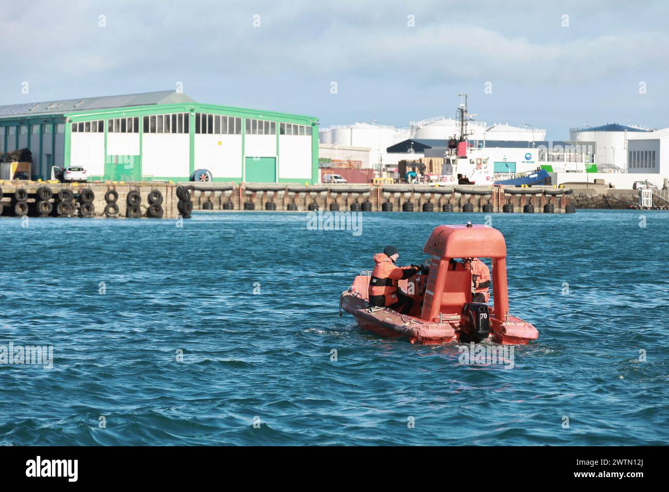 Reykjavik, Islanda - 4 aprile 2017: Il battello rosso con equipaggio naviga nella baia di Reykjavik Foto Stock