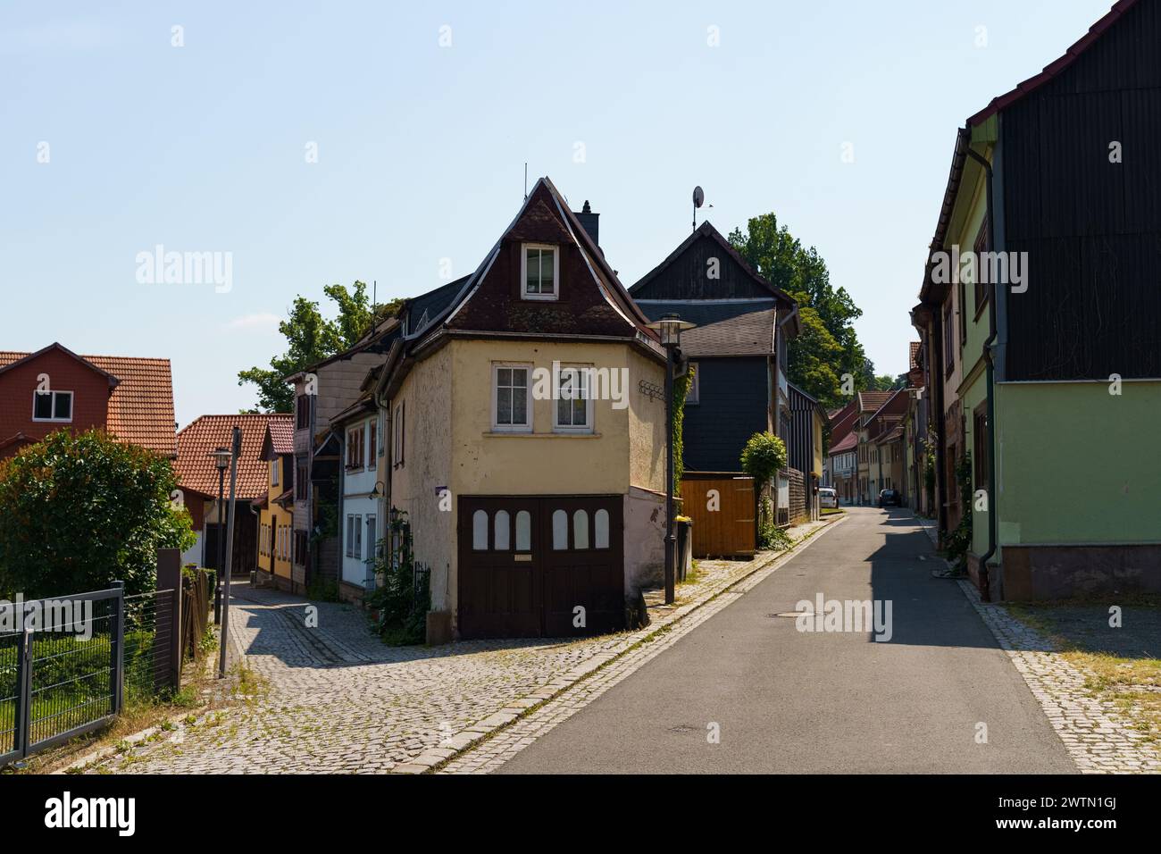 Città tedesca. Una fila di case strette l'una accanto all'altra lungo una strada cittadina mostra l'architettura residenziale urbana. Foto Stock