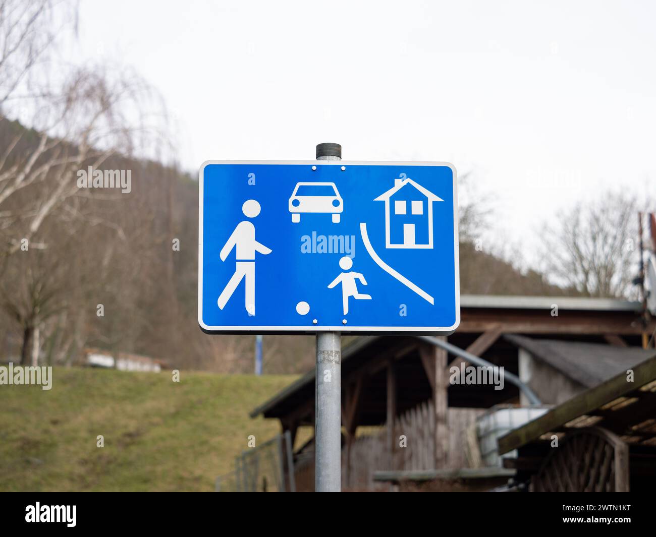 Insegna tedesca in un quartiere residenziale. Simbolo del traffico per prestare attenzione ai bambini che giocano sulla strada. Zona limite di velocità per garantire la sicurezza. Foto Stock