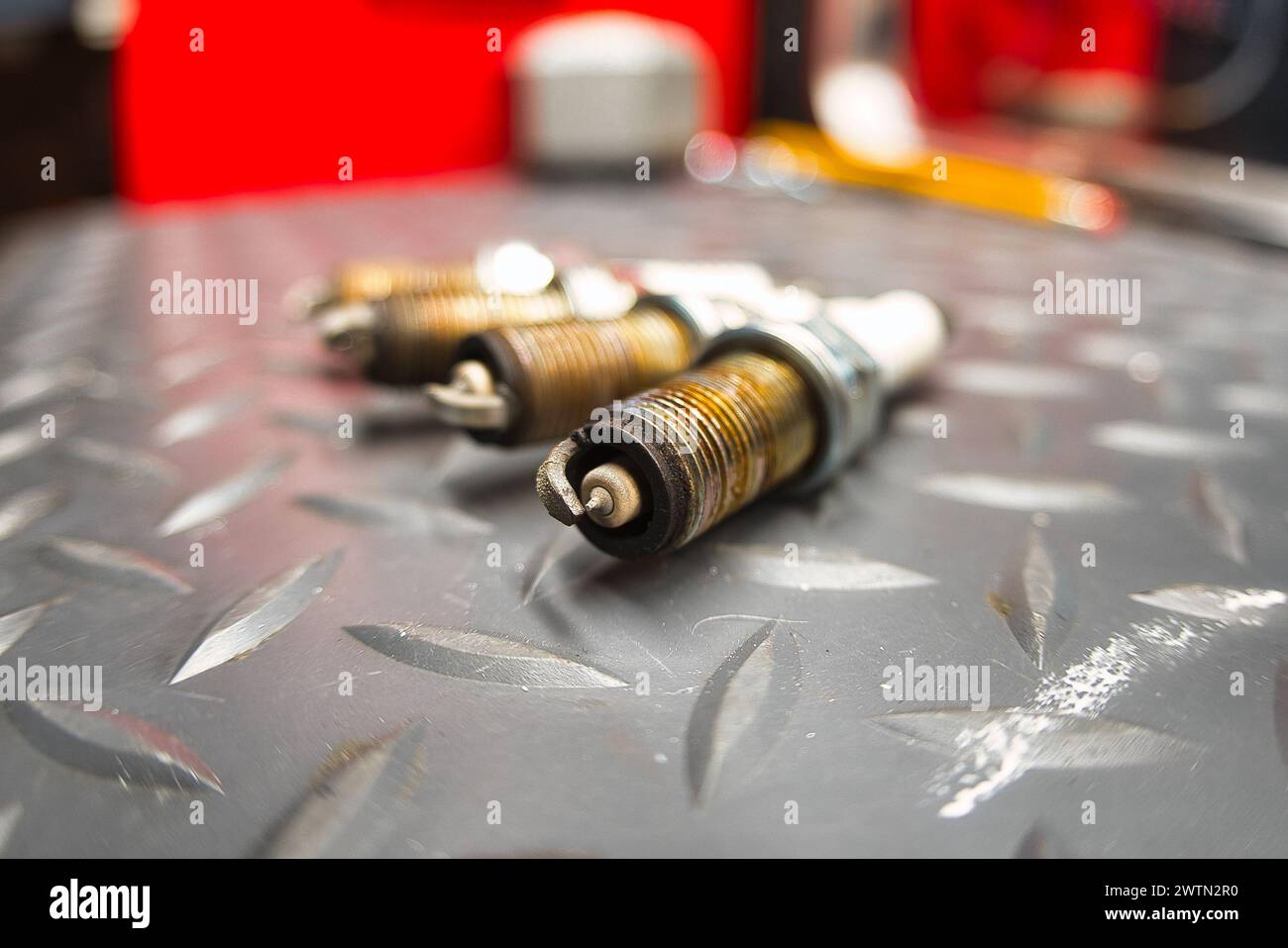 Sostituzione delle candele del motore Foto Stock