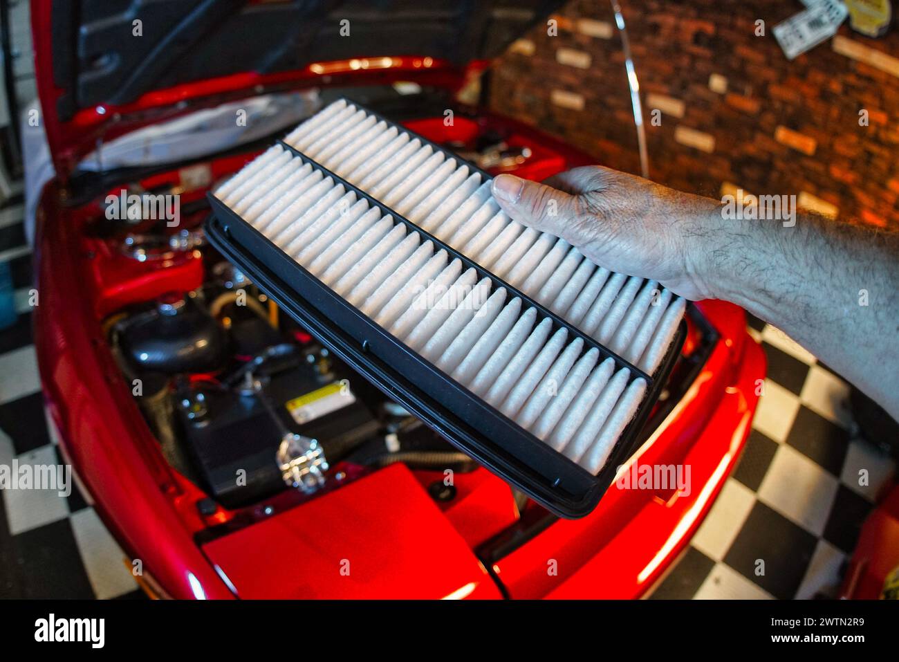 Sostituzione di un filtro aria motore sporco. Foto Stock