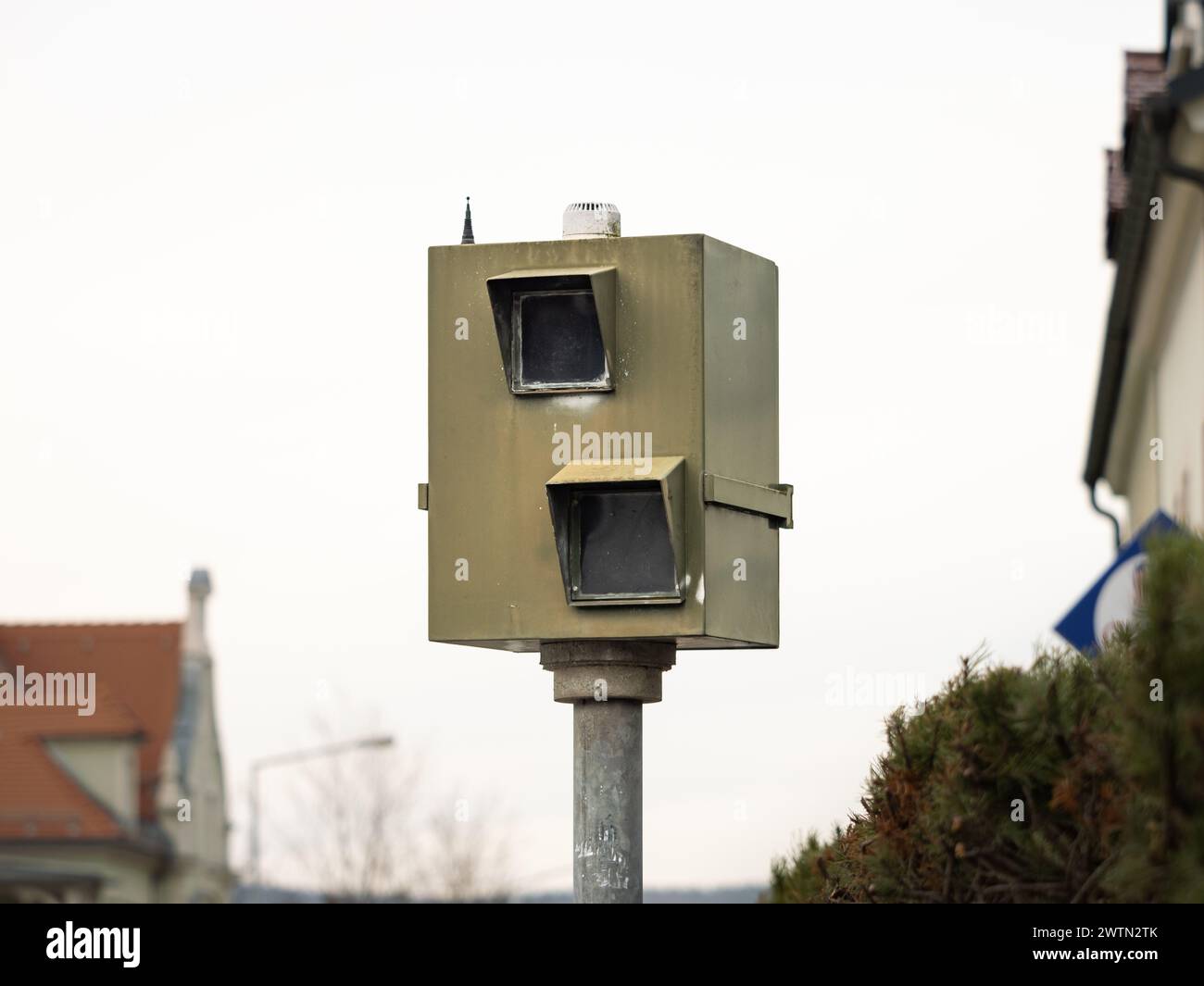 Vecchio autovelox in Germania. Primo piano della scatola di monitoraggio del traffico di controllo radar che scatta foto quando i conducenti di auto superano il limite. Foto Stock