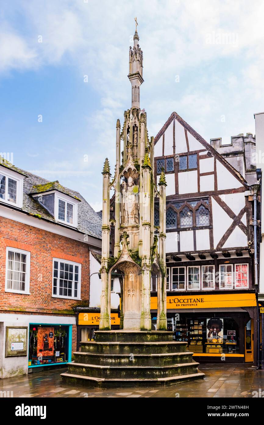 La City Cross, nota anche come Buttercross, è stata datata al XV secolo e presenta 12 statue della Vergine Maria, altri santi e storici Foto Stock