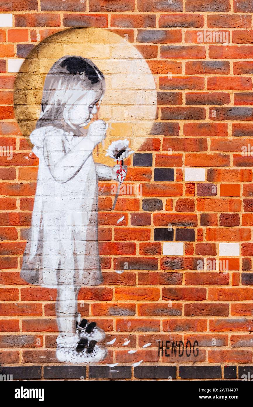 Ragazza con girasole, creata dall'anonimo artista di strada Hendog. Winchester, Hampshire, Inghilterra, Regno Unito, Europa Foto Stock