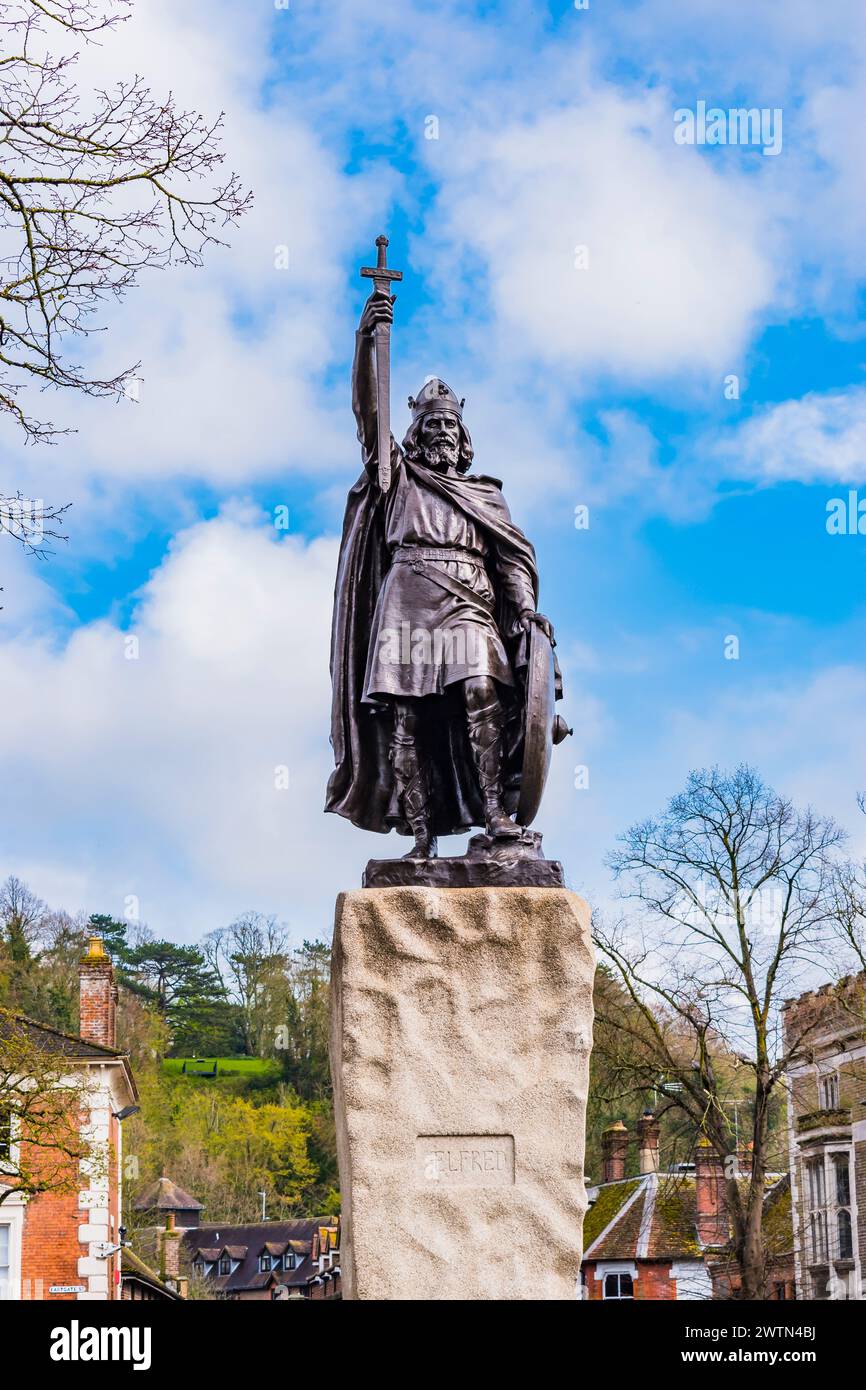Statua di Alfred il Grande di Hamo Thornycroft a Winchester, Hampshire, Inghilterra, Regno Unito, Europa Foto Stock