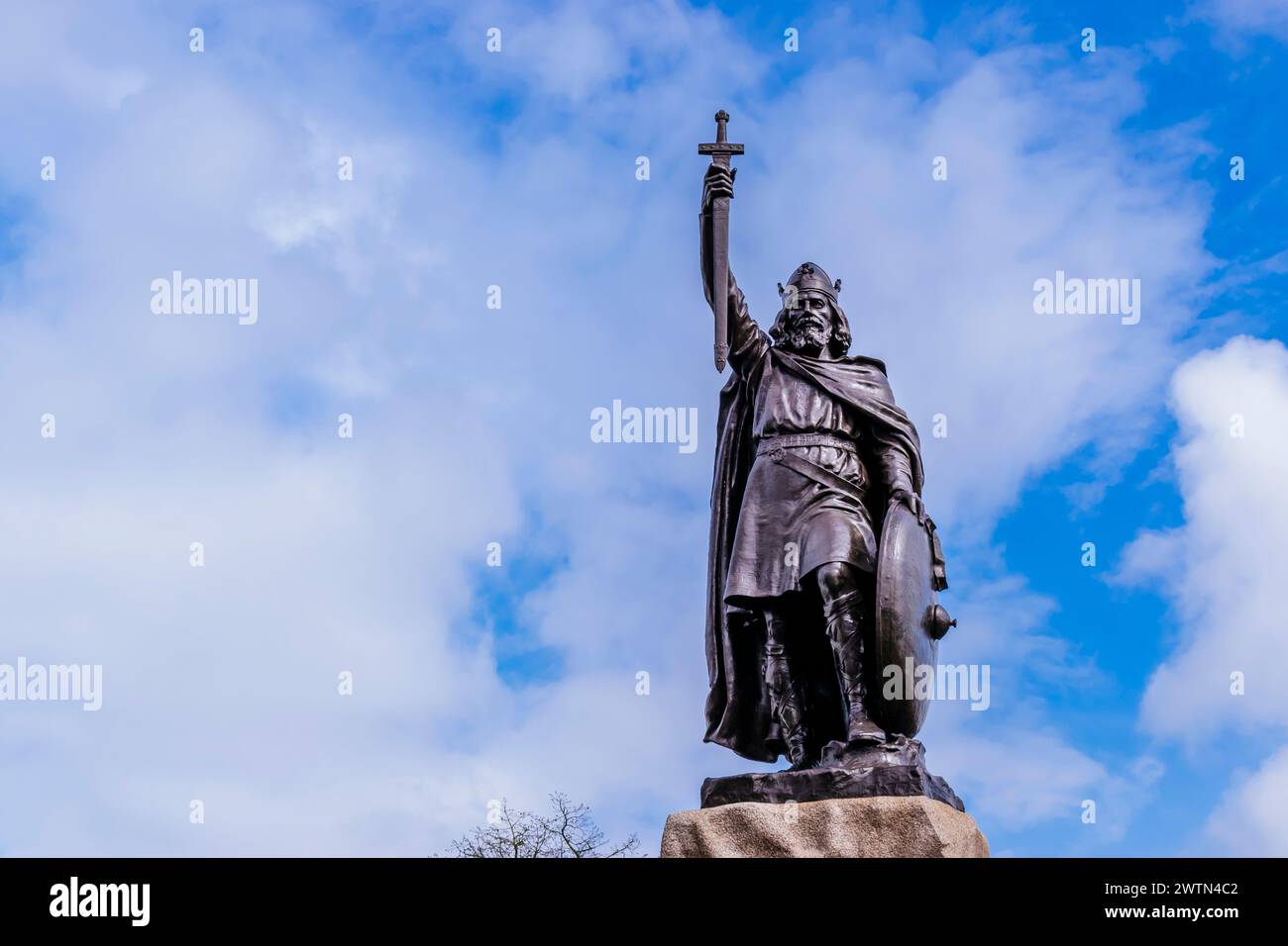 Statua di Alfred il Grande di Hamo Thornycroft a Winchester, Hampshire, Inghilterra, Regno Unito, Europa Foto Stock
