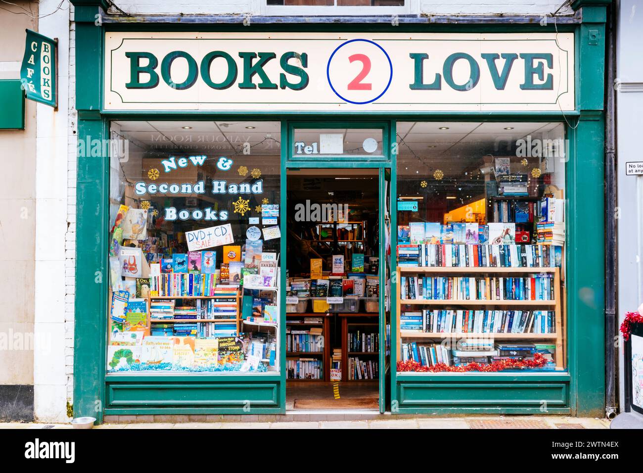 Books 2 Love è un negozio di libri e caffè per famiglie. Newport, Isola di Wight, Inghilterra, Regno Unito, Europa Foto Stock