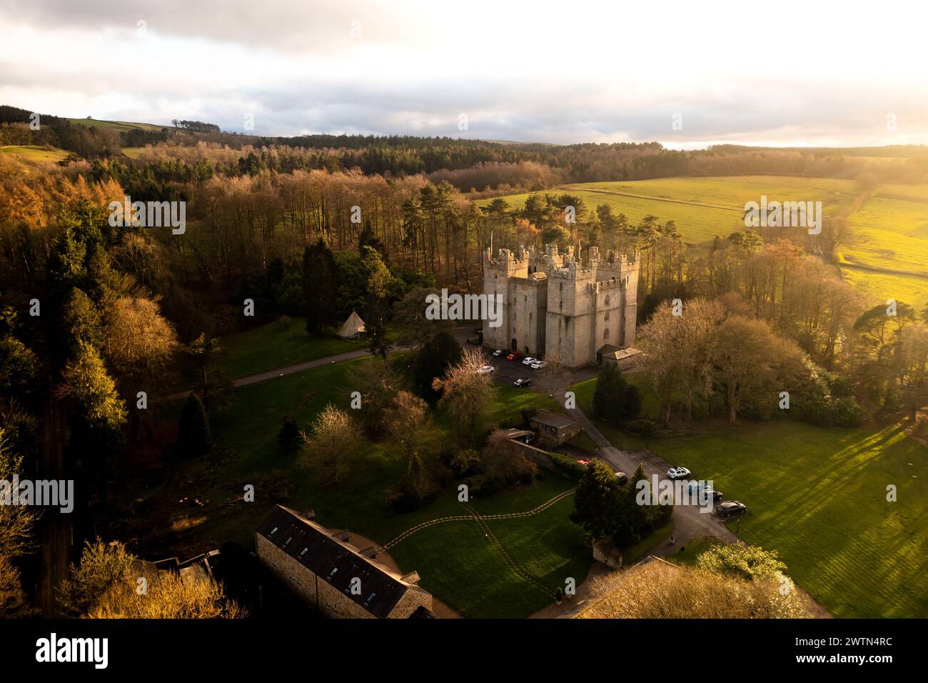 LANGLEY CASTLE, NORTHUMBERLAND, REGNO UNITO - 16 MARZO 2024. Una vista aerea dell'architettura storica e medievale del castello di Langley vicino a Haydon Bridge in Foto Stock