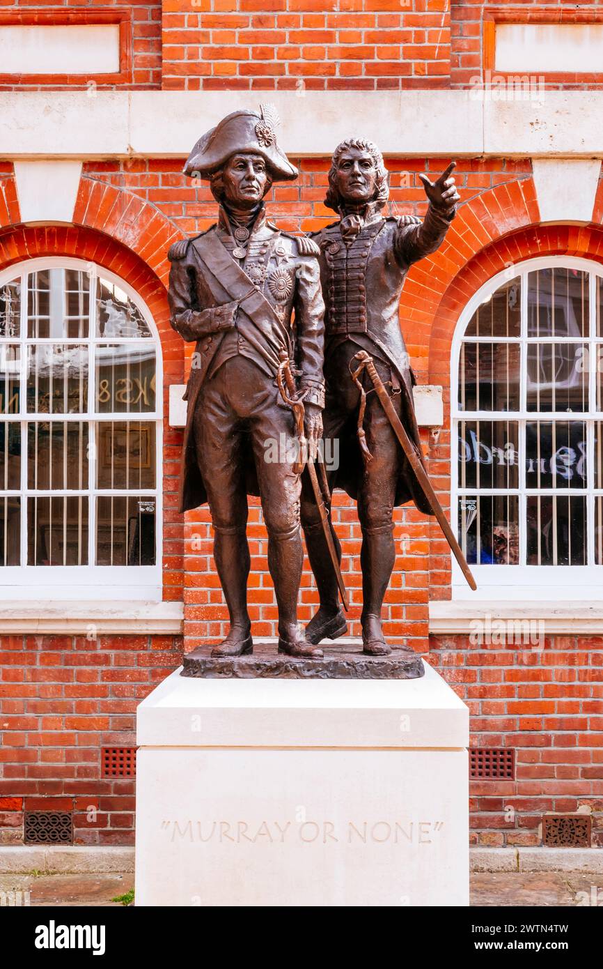 Scultura a grandezza naturale degli ammiragli Nelson e Sir George Murray. North Street, Chichester, West Sussex, South East, Inghilterra, Regno Unito, Europa Foto Stock