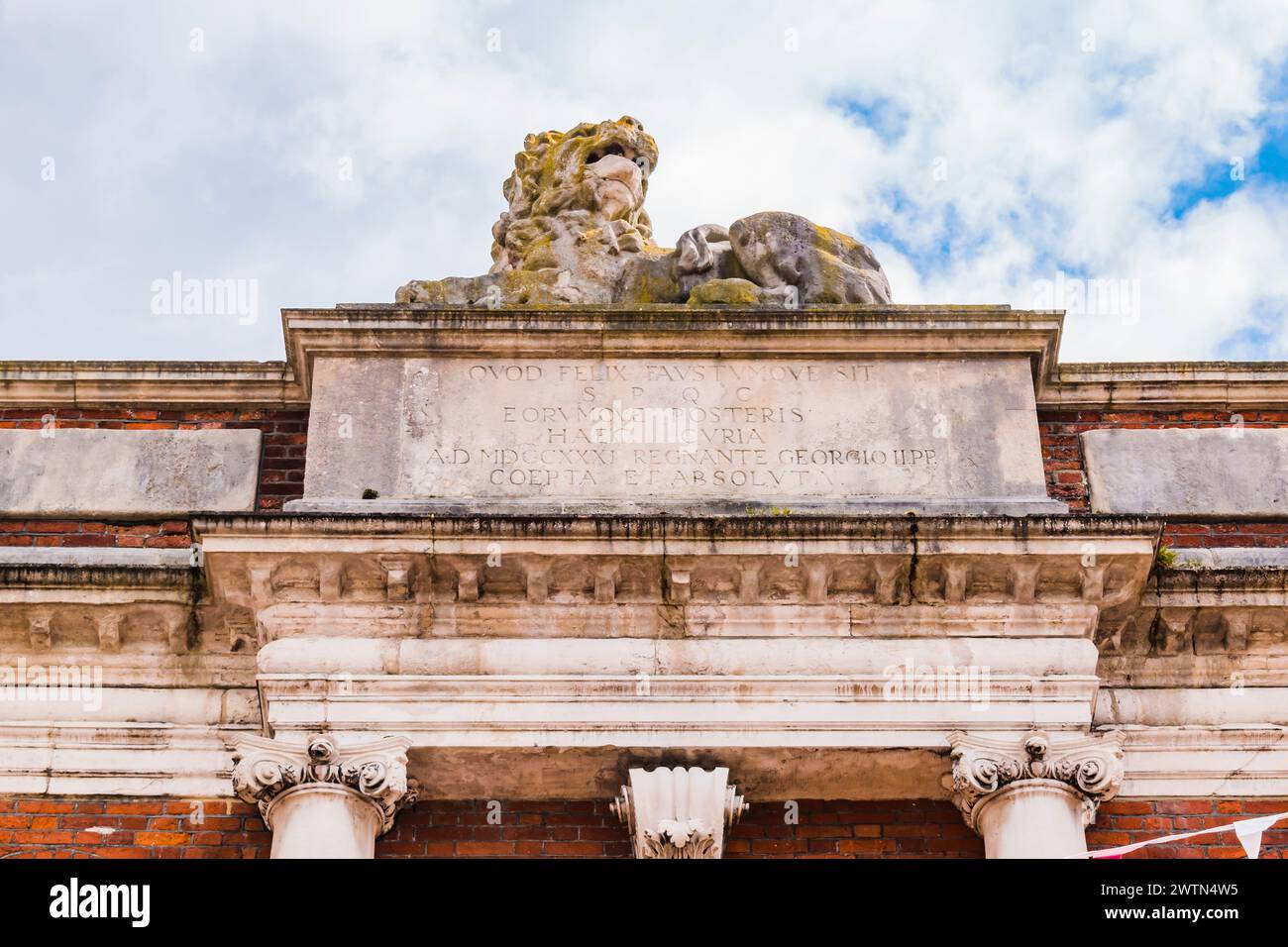 Dettagli sulla parte superiore dell'edificio. La Council House è un edificio municipale di North Street. Si tratta di un edificio classificato di grado II. Chichester, West Sussex, South EA Foto Stock