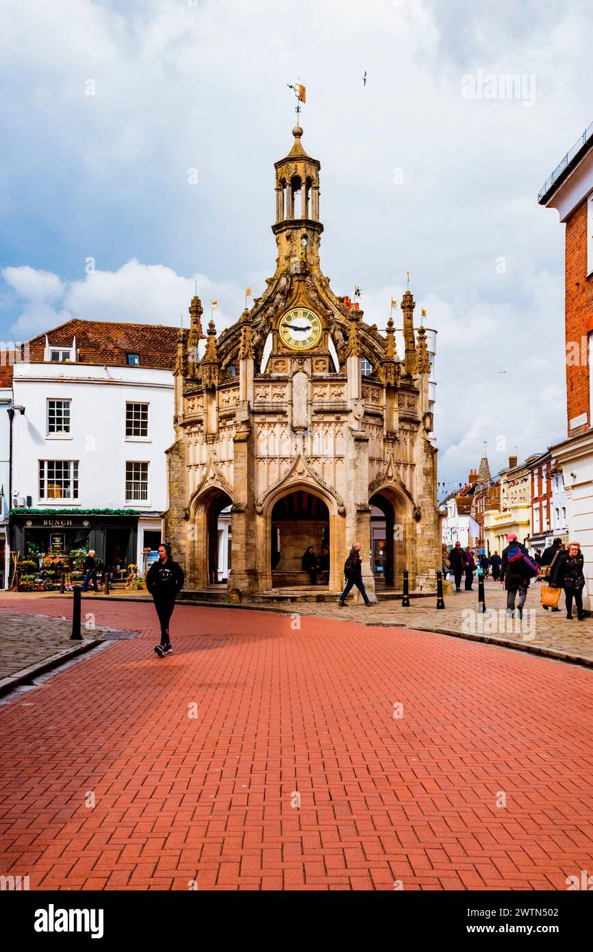 Chichester Cross, che è un tipo di croce a croce familiare nelle vecchie città di mercato, è stato costruito nel 1501 come mercato coperto e si trova all'intersezione Foto Stock