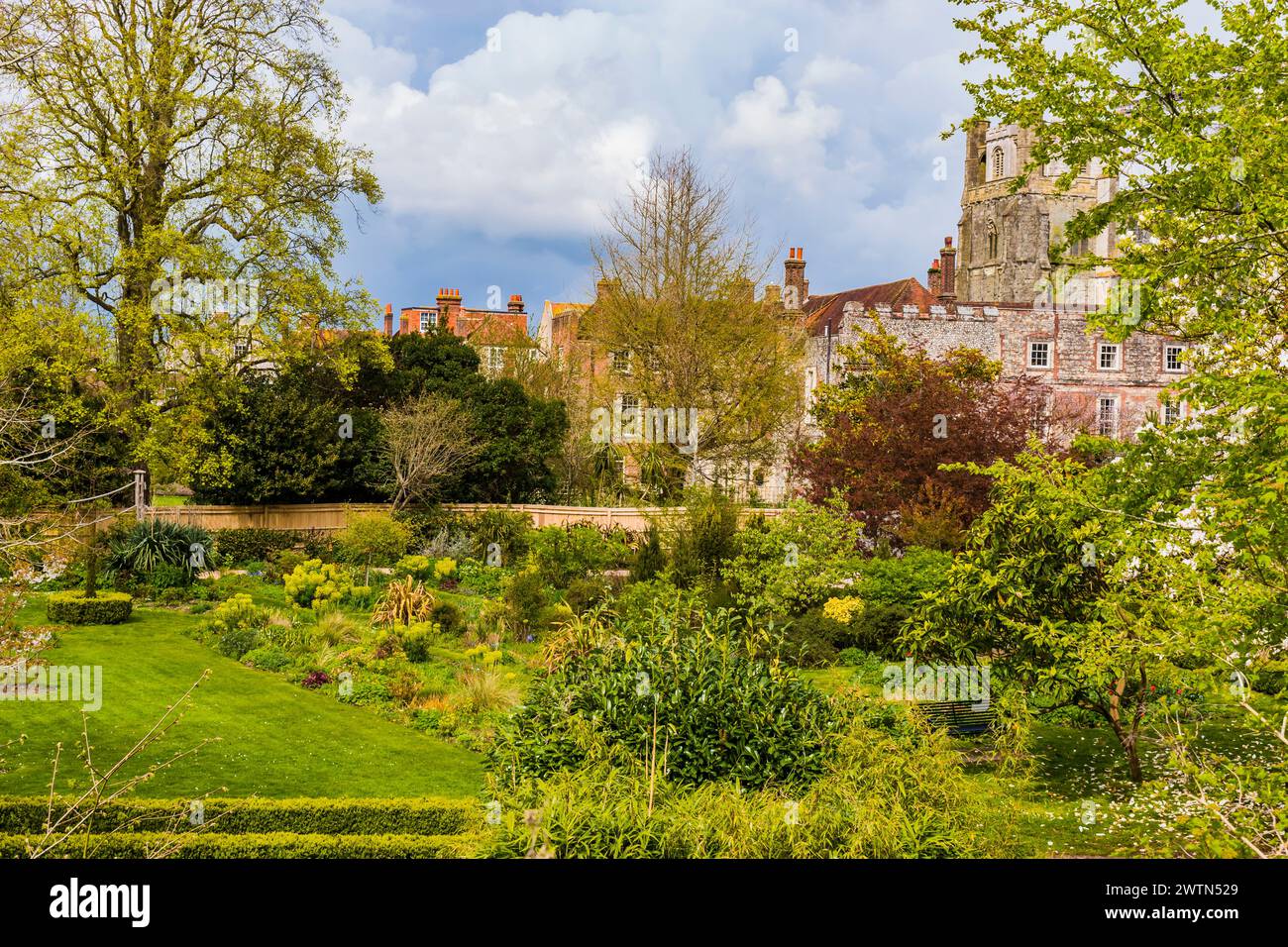 I Giardini del Palazzo Vescovile si trovano all'interno delle Mura della città, accanto alla Cattedrale. Chichester, West Sussex, South East, Inghilterra, Regno Unito, Europa Foto Stock
