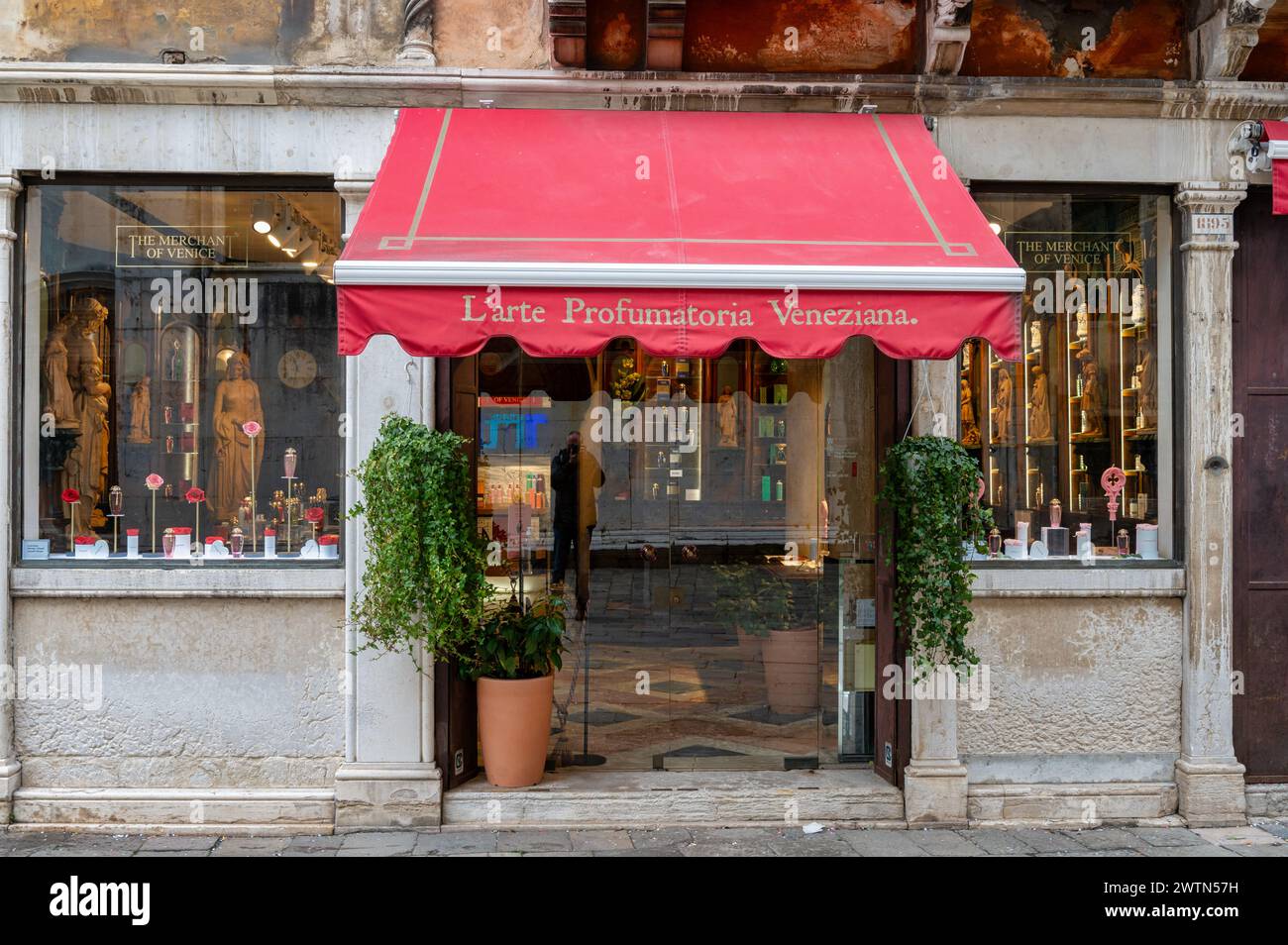 Venezia, Italia - 26 febbraio 2023: La facciata del Mercante di Venezia, un negozio di profumi a Venezia. Foto Stock