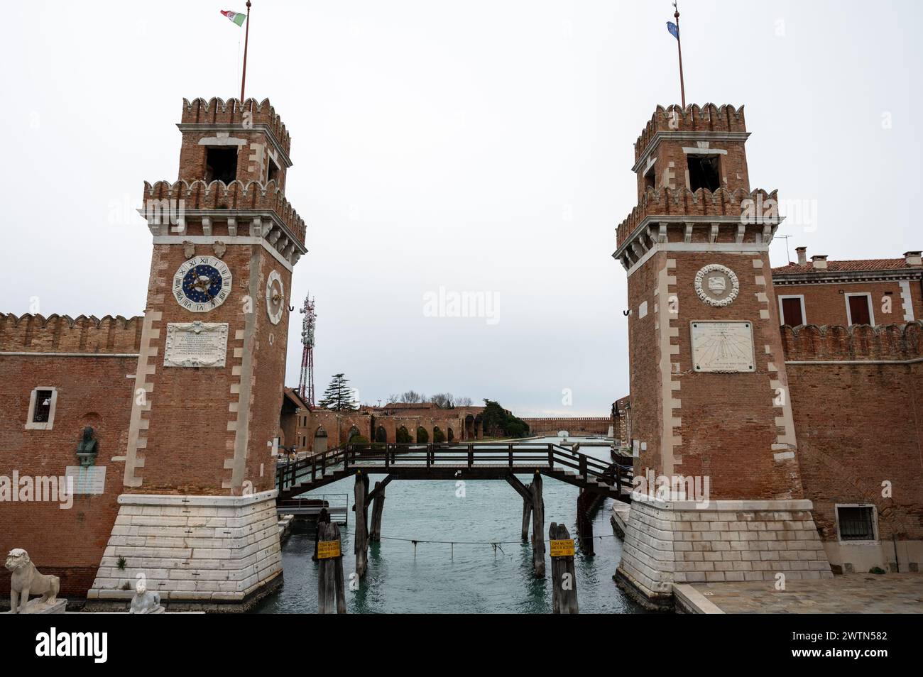 Venezia, Italia - 26 febbraio 2023: Le porte d'acqua dell'Arsenale di Venezia. Il vecchio cantiere navale navale di Venezia Foto Stock