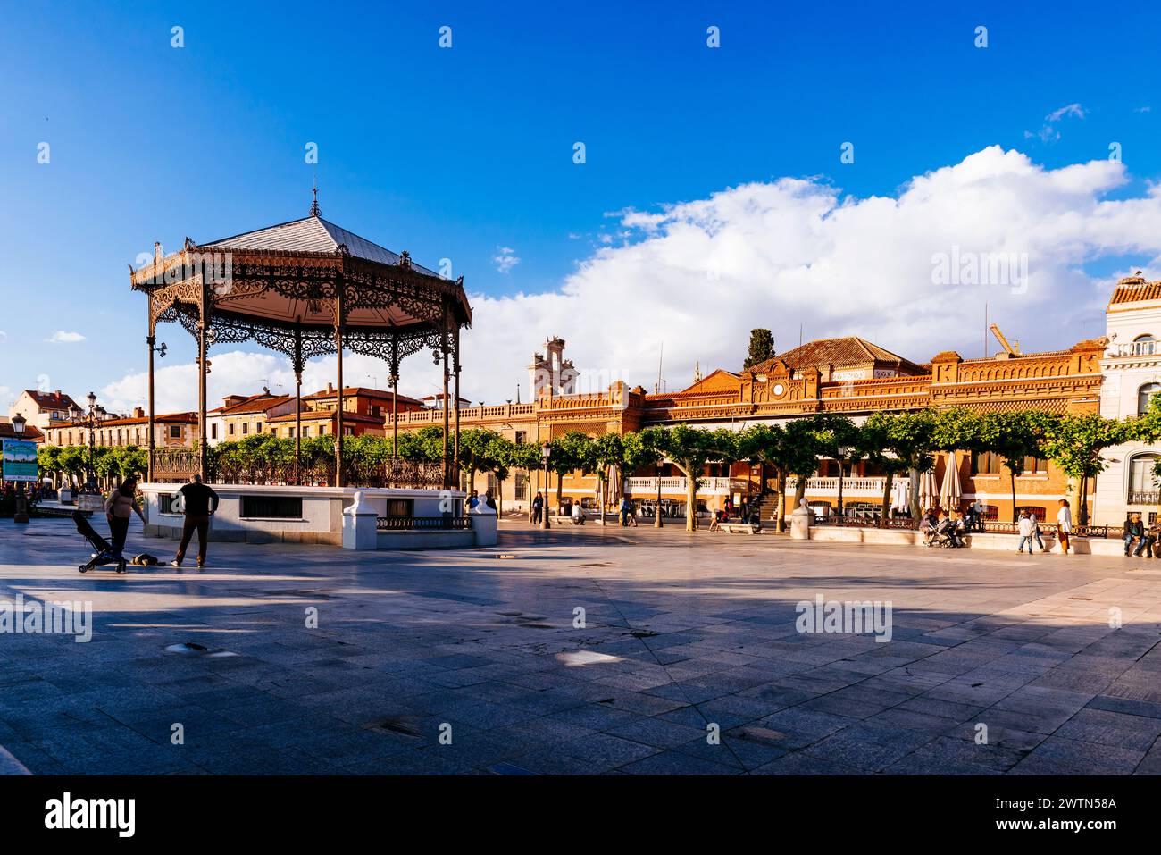 Bandstand progettato da Martín Pastells e costruito nel 1898. La Plaza de Cervantes di Alcalá de Henares è il centro della vita sociale della città. Alcalá Foto Stock