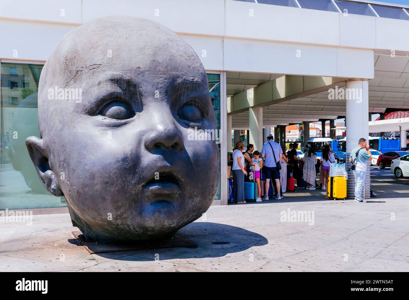 Giorno e notte, sculture monumentali di Antonio López all'ingresso della stazione di Atocha. Rappresenta sua nipote, Carmen, a sei mesi fa Foto Stock