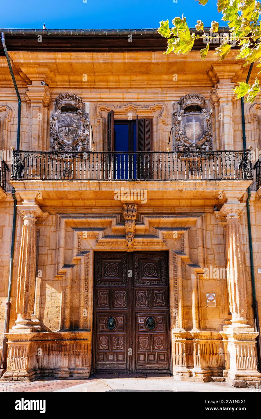 Ingresso principale al palazzo del marchese di San Feliz, piazza Daoiz y Velarde. Oviedo, Principado de Asturias, Spagna, Europa Foto Stock