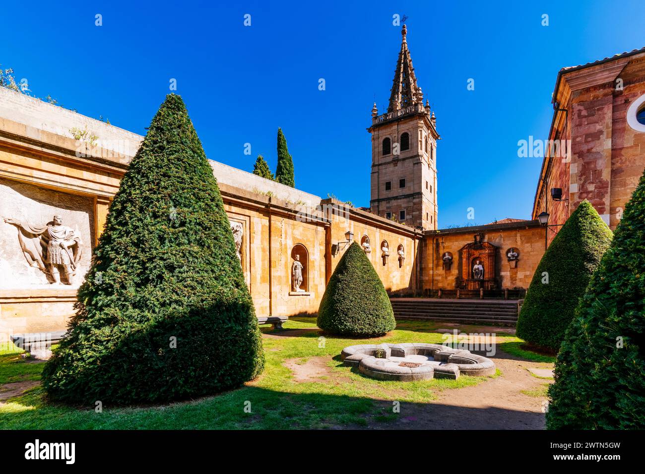 Jardín de los Reyes Caudillos - Giardino dei Re leader. Si trova sul lato della Cattedrale di Oviedo. Le figure dei dodici Re di Astu Foto Stock