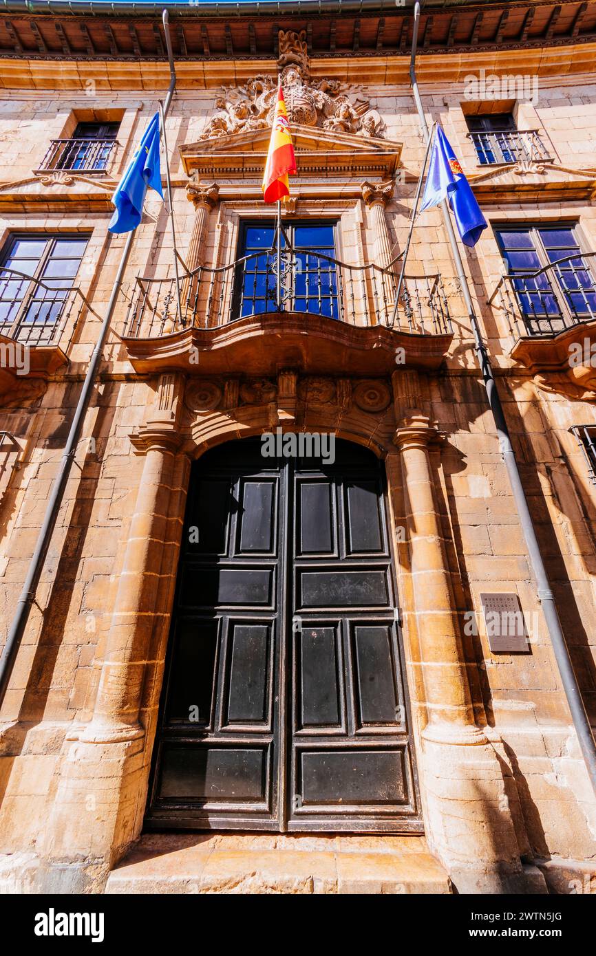 Facciata principale del palazzo Velarde, che ospita il Museo delle Belle Arti delle Asturie. Oviedo, Principado de Asturias, Spagna, Europa Foto Stock