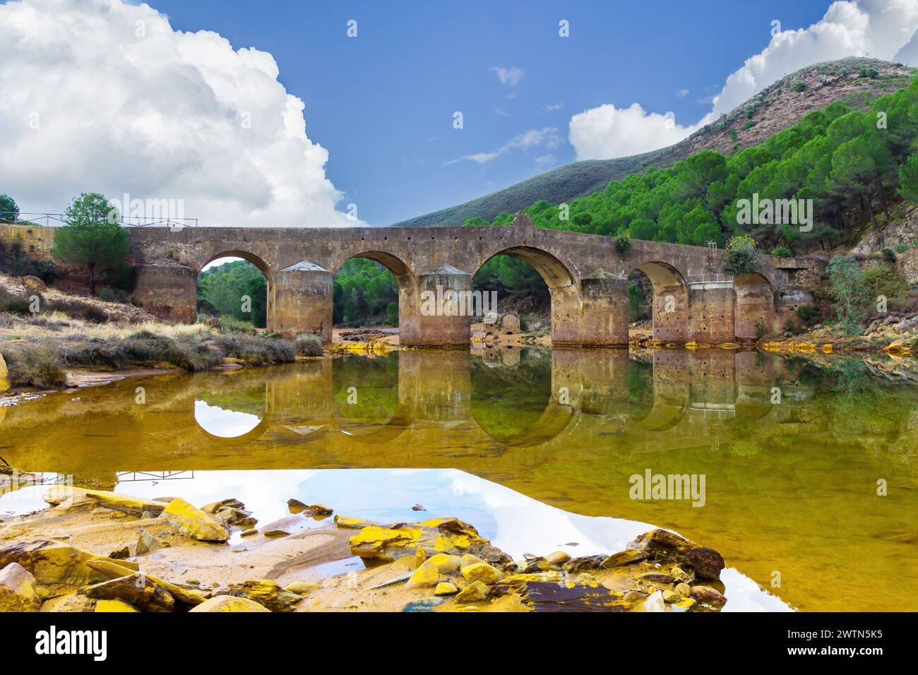 Ponte romano nel percorso escursionistico dei mulini ad acqua lungo il fiume Odiel da Sotiel Coronada, nella provincia di Huelva, Andalusia, Spagna Foto Stock