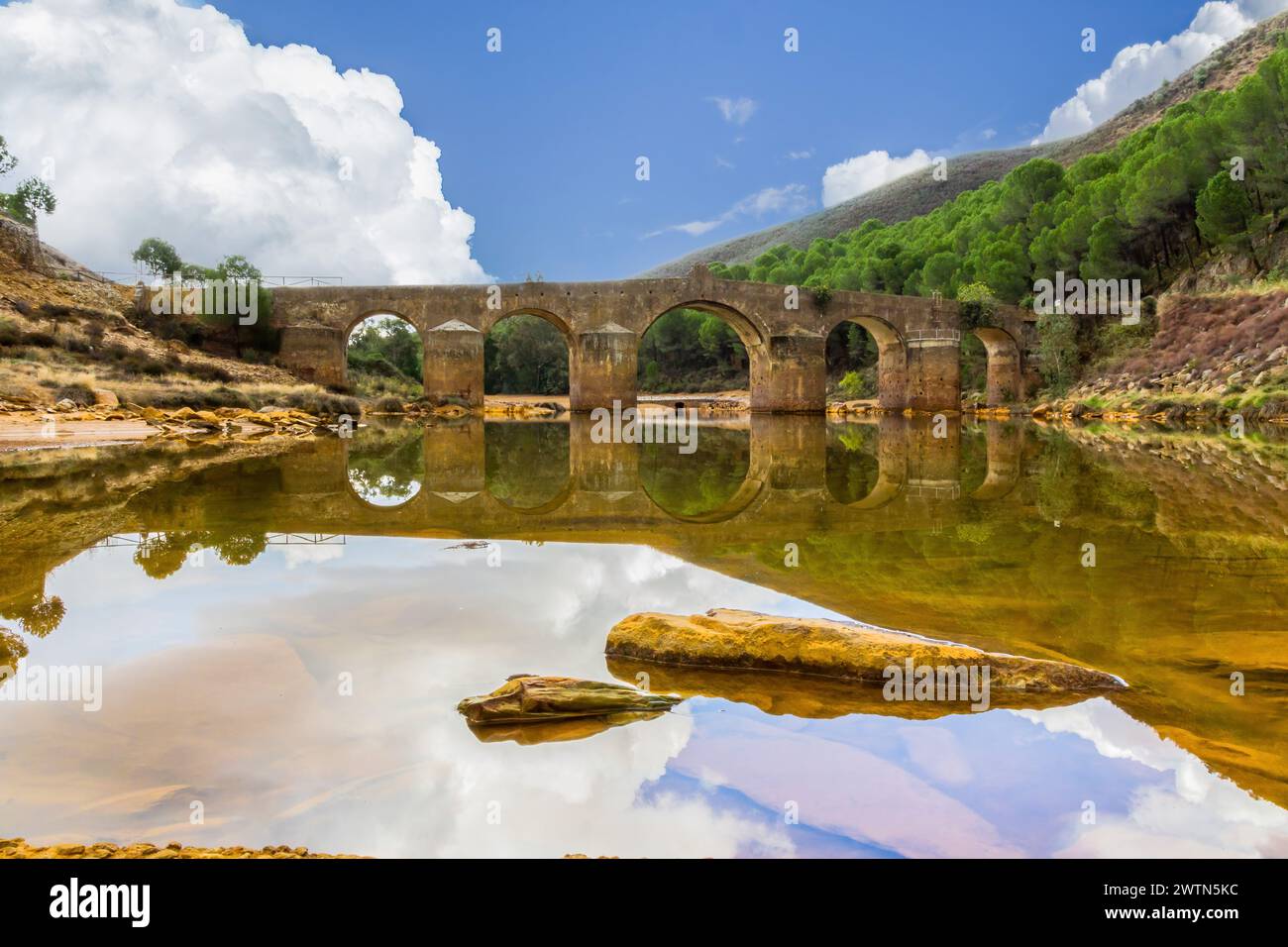 Ponte romano con riflessi sul fiume Odiel a Huelva, Andalusia, Spagna Foto Stock