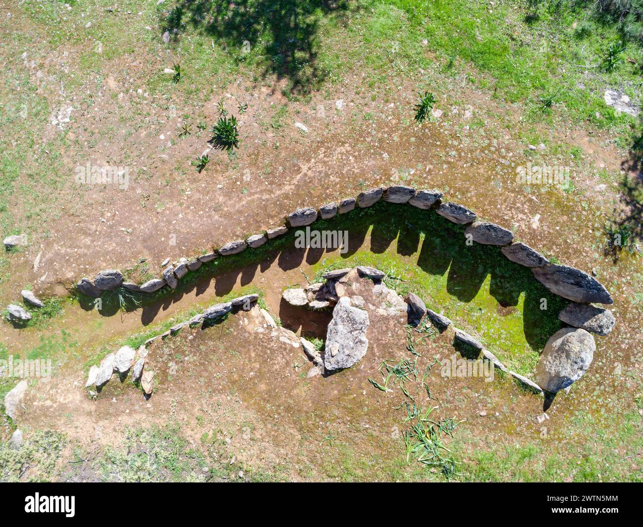 Zenith o vista a volo d'uccello del monolite numero 4, noto come de la Encina, che fa parte del complesso dolmen di Gabrieles, nel comune di Valverde del C. Foto Stock